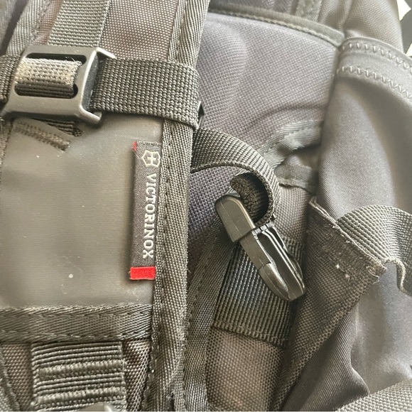 Victorinox Unisex Black Altmont 3.0 Backpack - Picture 11 of 12